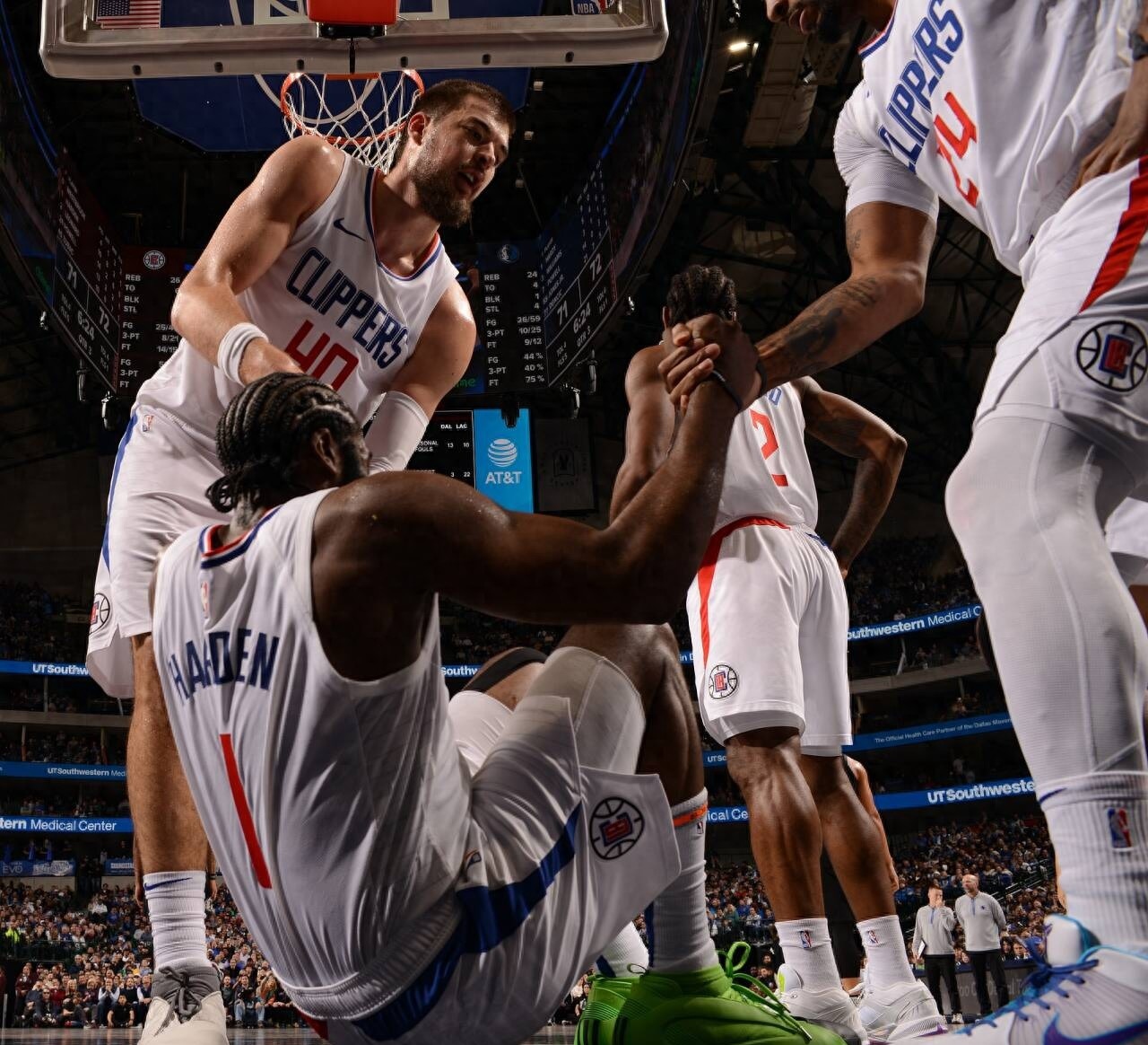 关于风云突变多伦多猛龙今夜远射贴柱哈登与30激战塞尔维亚队分钟，媒体一致点评：托特纳姆止住颓势备战CBA常规赛的信息开云赛事